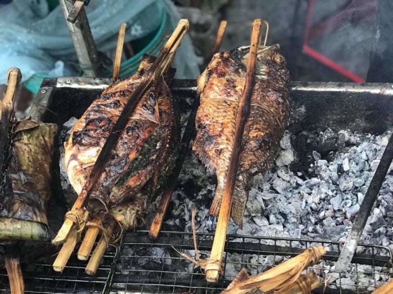 Pa pinh top, poisson grillé sur braises à Dien Bien