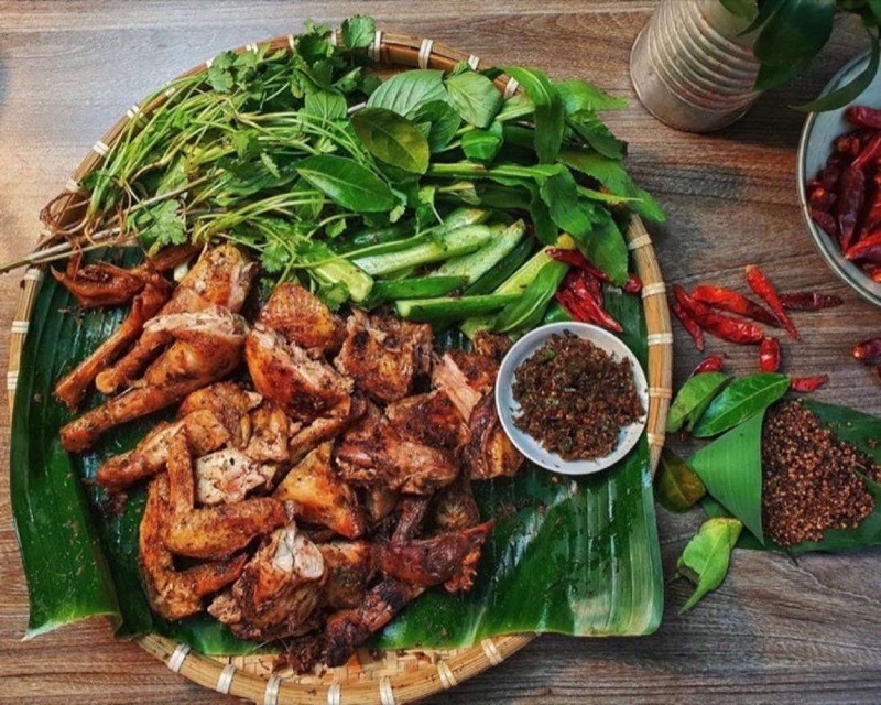 Cay pinh, poulet grillé au mac khen et aux herbes