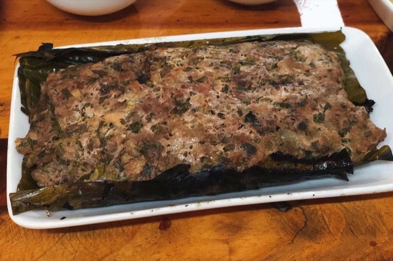 Nhua pho, porc haché aux herbes cuit dans une feuille de bananier