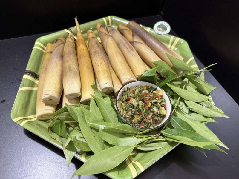 Mang dang, pousses de bambou amères servies avec du cham cheo