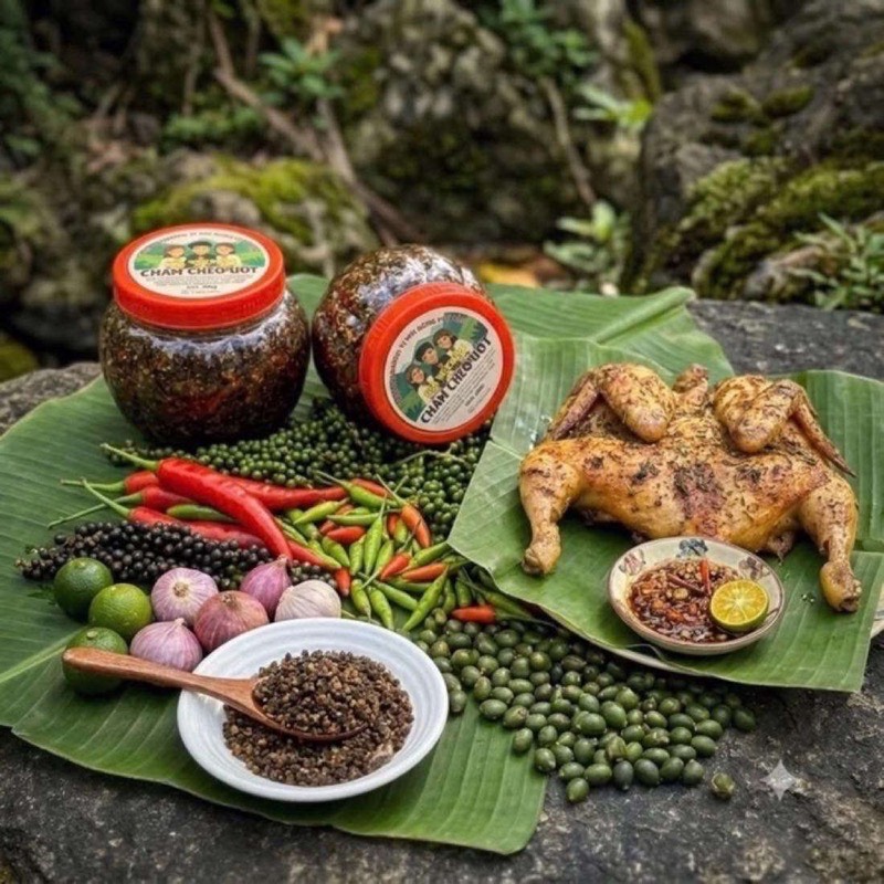 Cham cheo de Dien Bien préparé avec mac khen, piments et herbes
