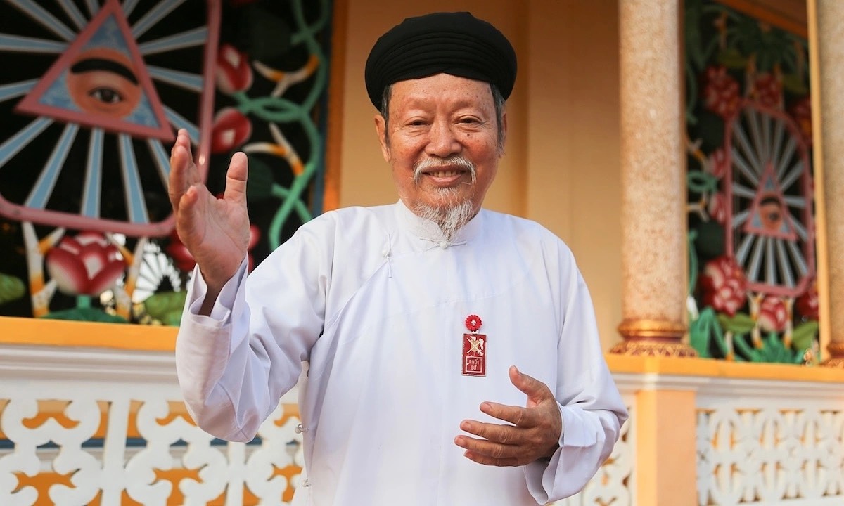 Le dignitaire caodaïste Ngoc Hong Thanh devant le Temple Cao Dai de Tay Ninh