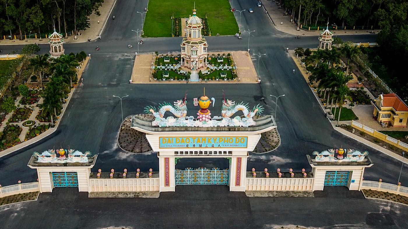 Entrée principale du Saint-Siège Cao Dai de Tay Ninh vue du ciel