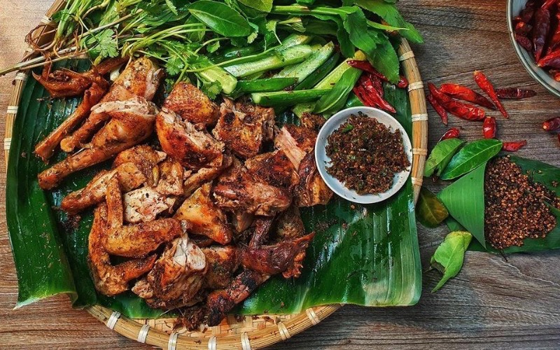 Poulet fermier grillé au mac khen servi à Mai Chau
