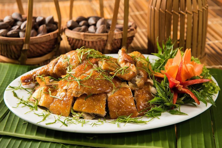 Ga doi Tien Yen servi avec des herbes
