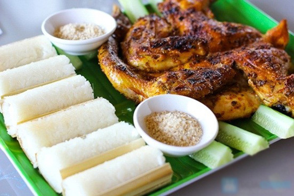 Ga nuong servi avec du com lam à Pleiku