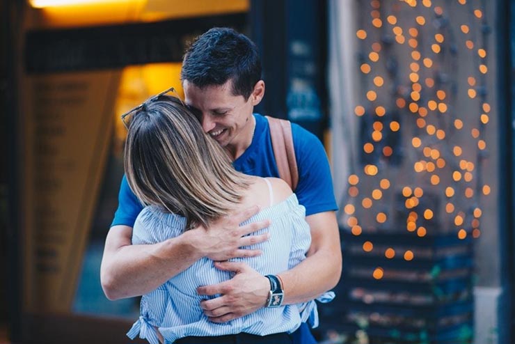 Couple s’embrassant dans un lieu public en Thaïlande