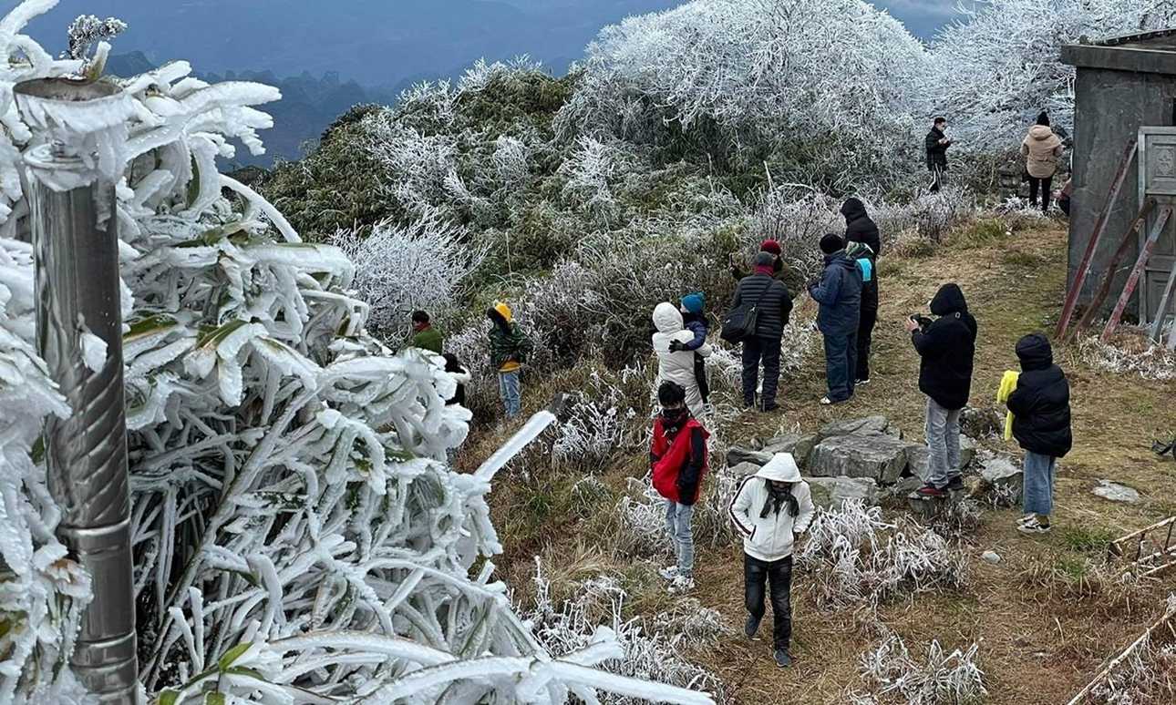 Visiteurs observant le givre sur les hauteurs de Mau Son.