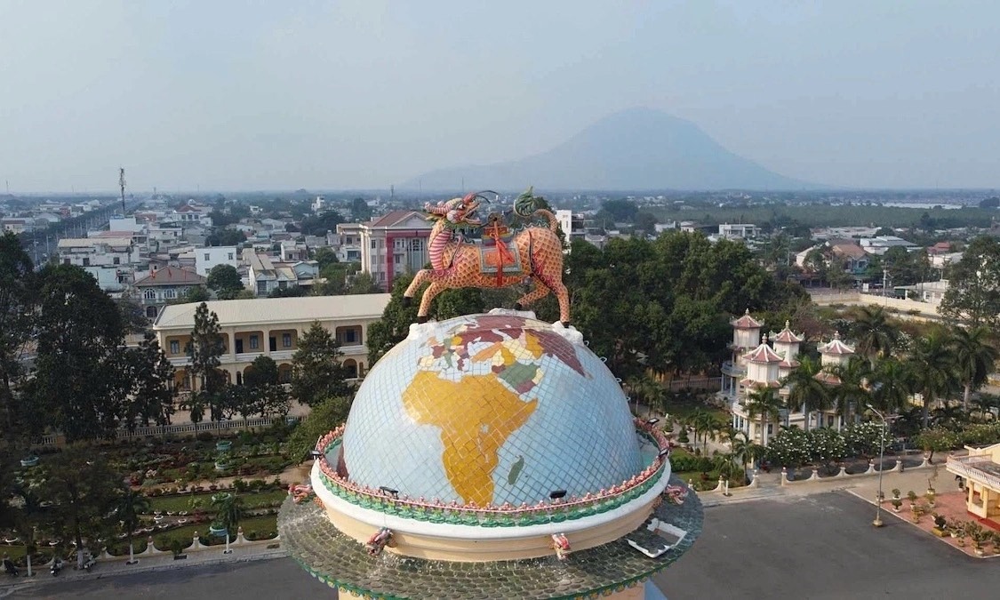Globe cosmique surmonté du Long Ma au Saint-Siège Cao Dai