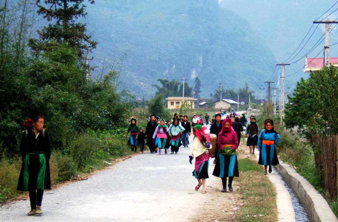 Habitants se rendant à un marché de montagne à Ha Giang