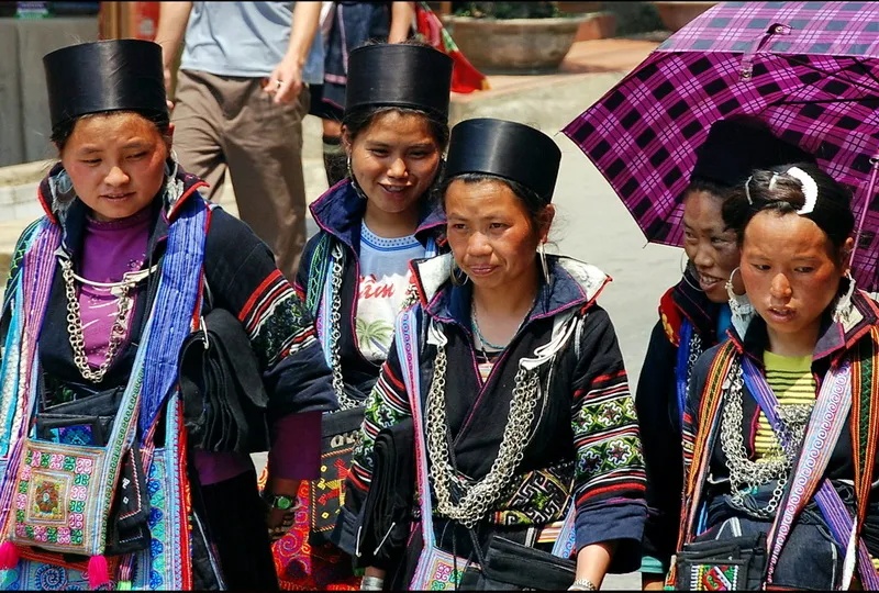Femmes hmong noires en tenue traditionnelle près de Sapa
