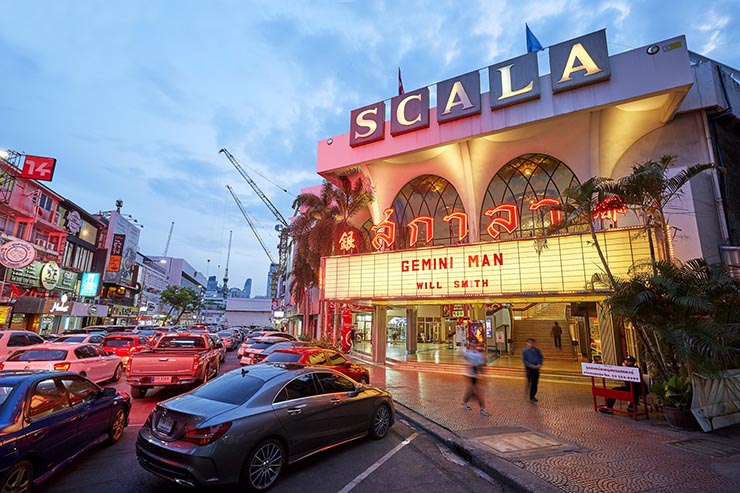 Cinéma à Bangkok avant une séquence d’hommage royal