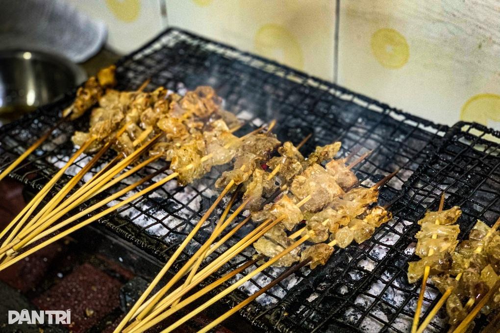 Brochettes lui nuong grillées au charbon à Pleiku