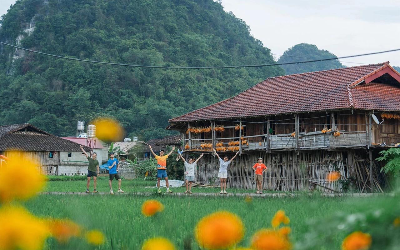 Maisons sur pilotis Tay dans le village de Quynh Son.