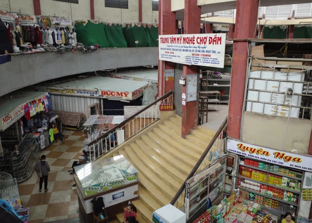 Intérieur du marché de Dam à Nha Trang avec escaliers et boutiques