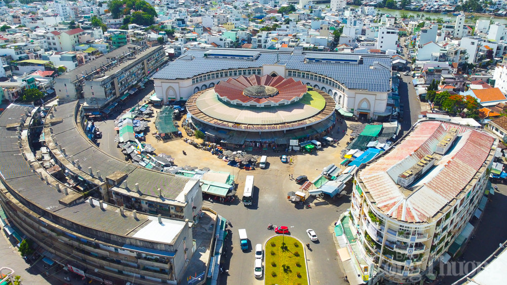 Vue aérienne du marché de Dam à Nha Trang avec la halle circulaire historique