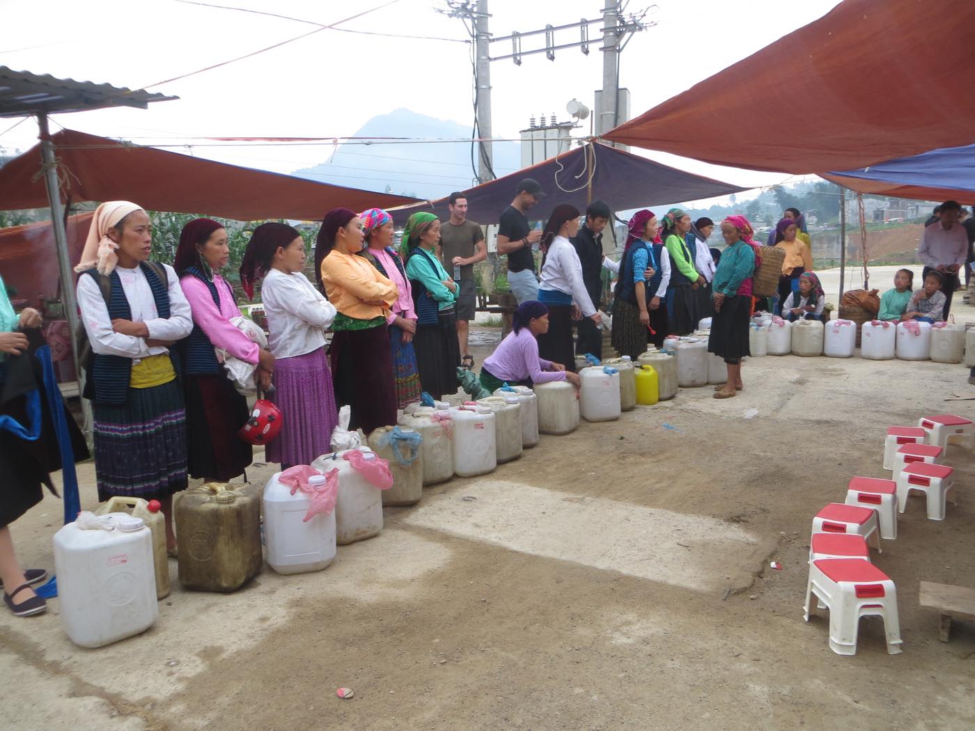 Habitantes au marché dominical de Dong Van à Ha Giang