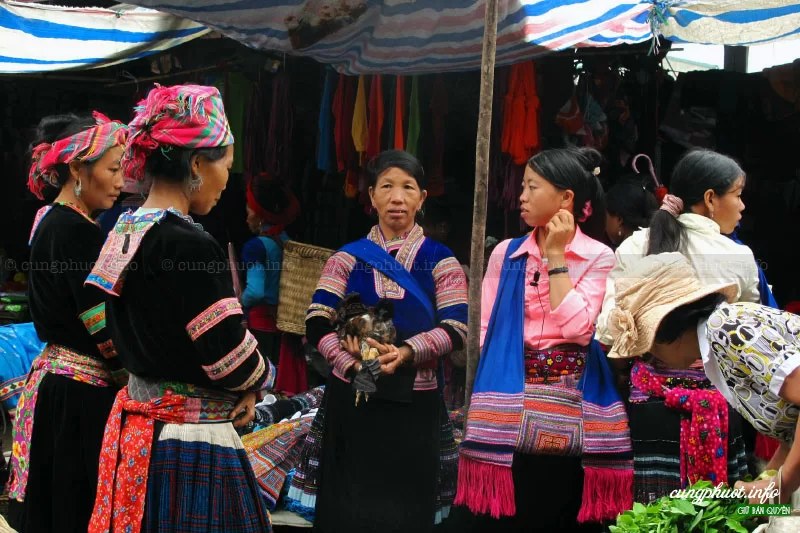 Marché local de Sin Ho avec habitants en vêtements traditionnels