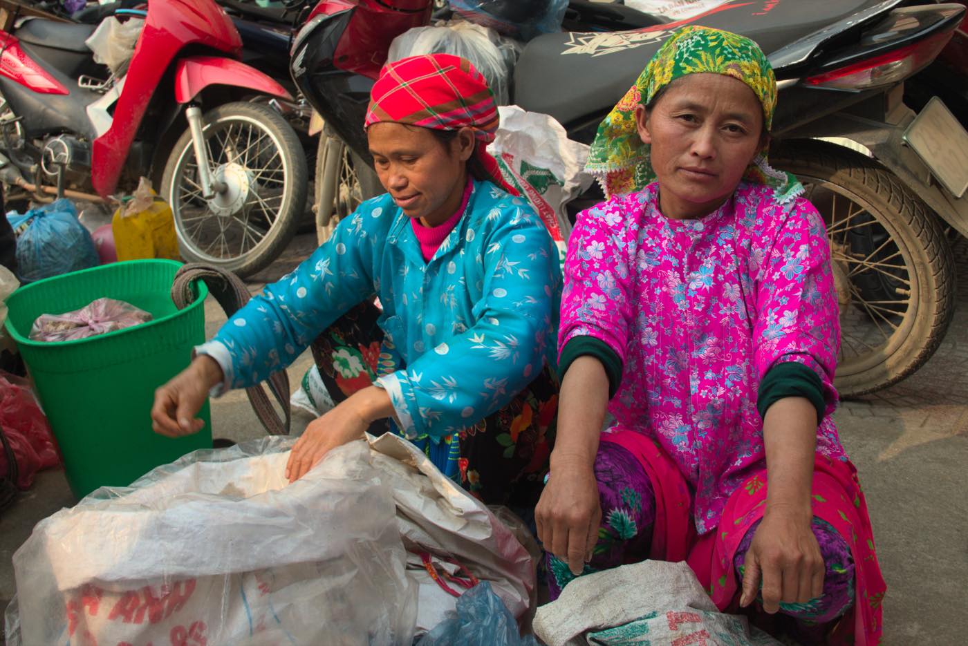 Vendeuses en vêtements traditionnels au marché de Meo Vac