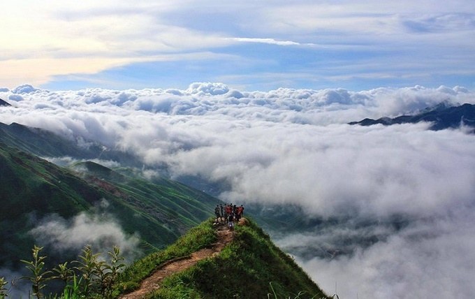 Mer de nuages sur les montagnes du plateau de Sin Ho à Lai Chau