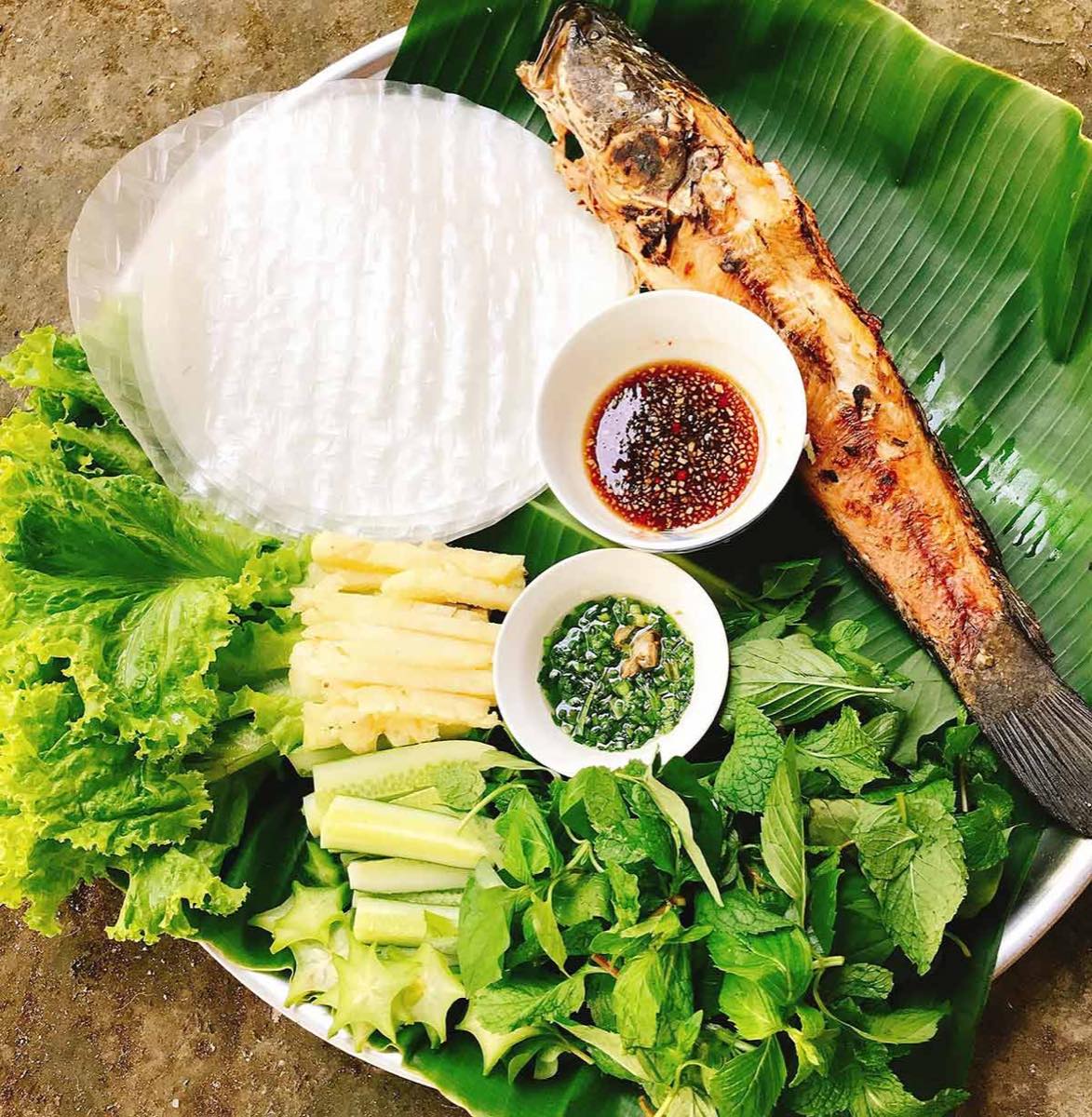 Ca loc nuong trui du delta servi avec galettes de riz et herbes
