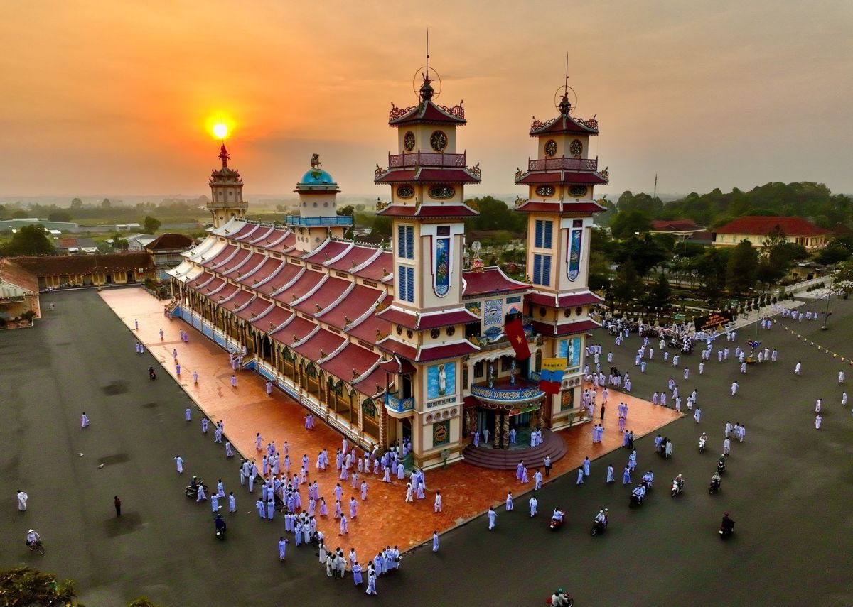 Fidèles rassemblés devant le Temple Cao Dai de Tay Ninh au lever du jour