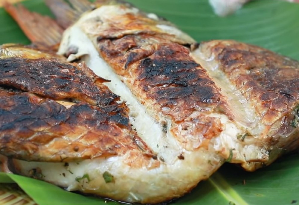 Pa pinh top, poisson grillé traditionnel du peuple thai à Son La