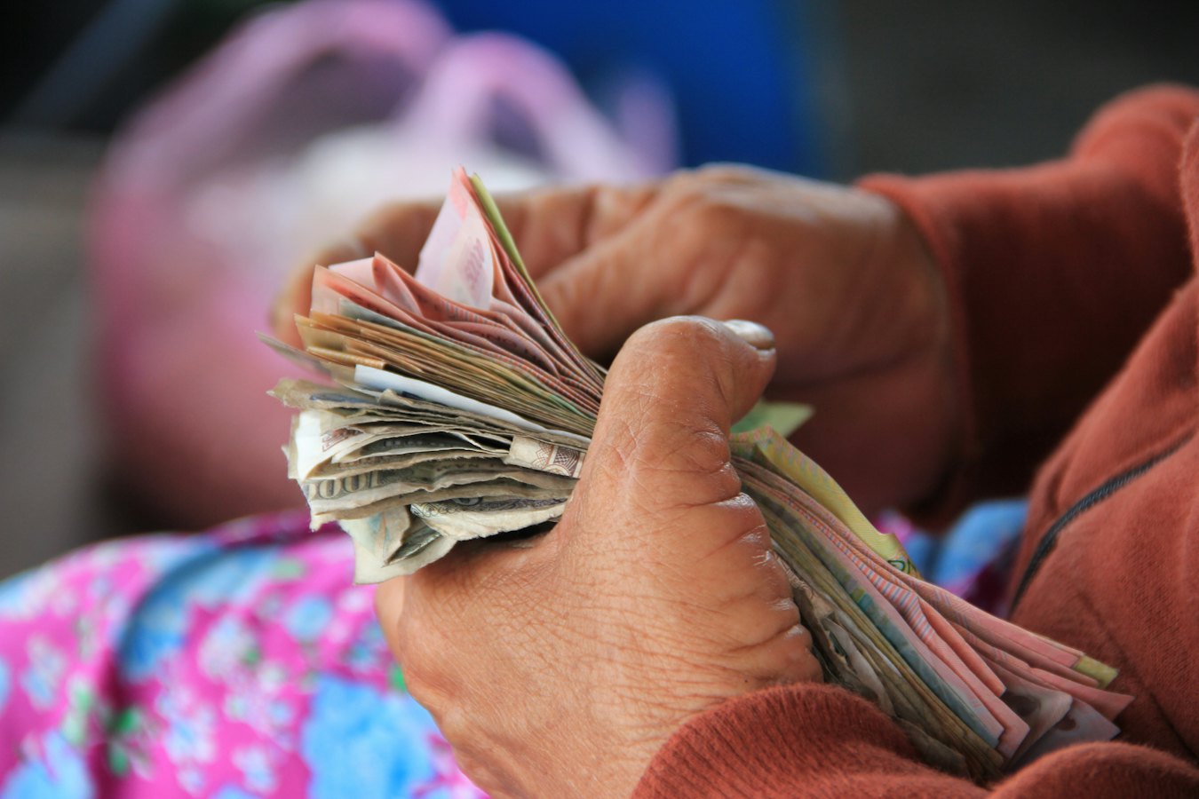 Paiement en espèces avec des dongs vietnamiens dans un marché local au Vietnam