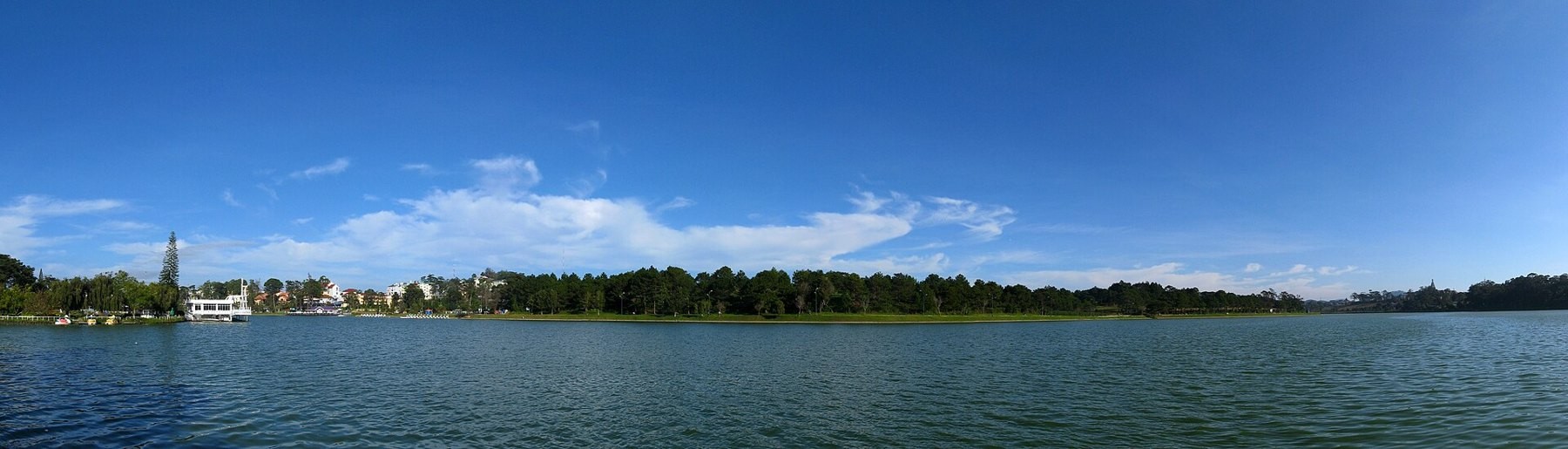 Vue panoramique du lac au coeur de Dalat.
