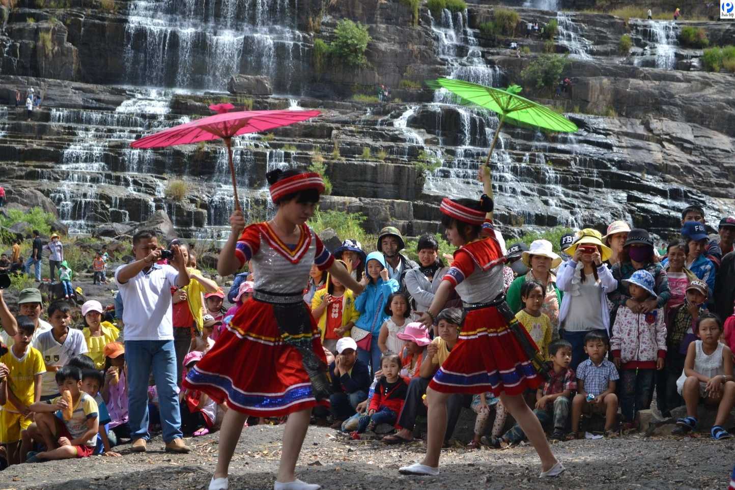Danse traditionnelle lors d’un festival près de la cascade de Pongour.