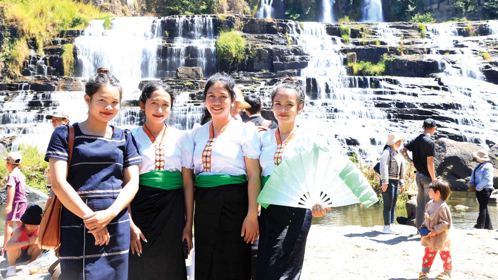 Groupe de voyageurs posant devant la cascade de Pongour à Dalat.