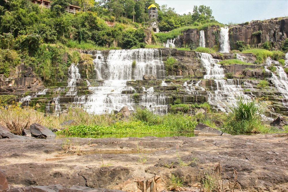 Vue d’ensemble de la cascade de Pongour et de ses chutes réparties sur plusieurs niveaux.