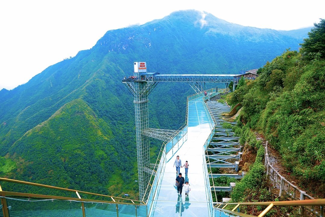 le pont de verre de Rong May et passerelle vitrée près du col O Quy Ho