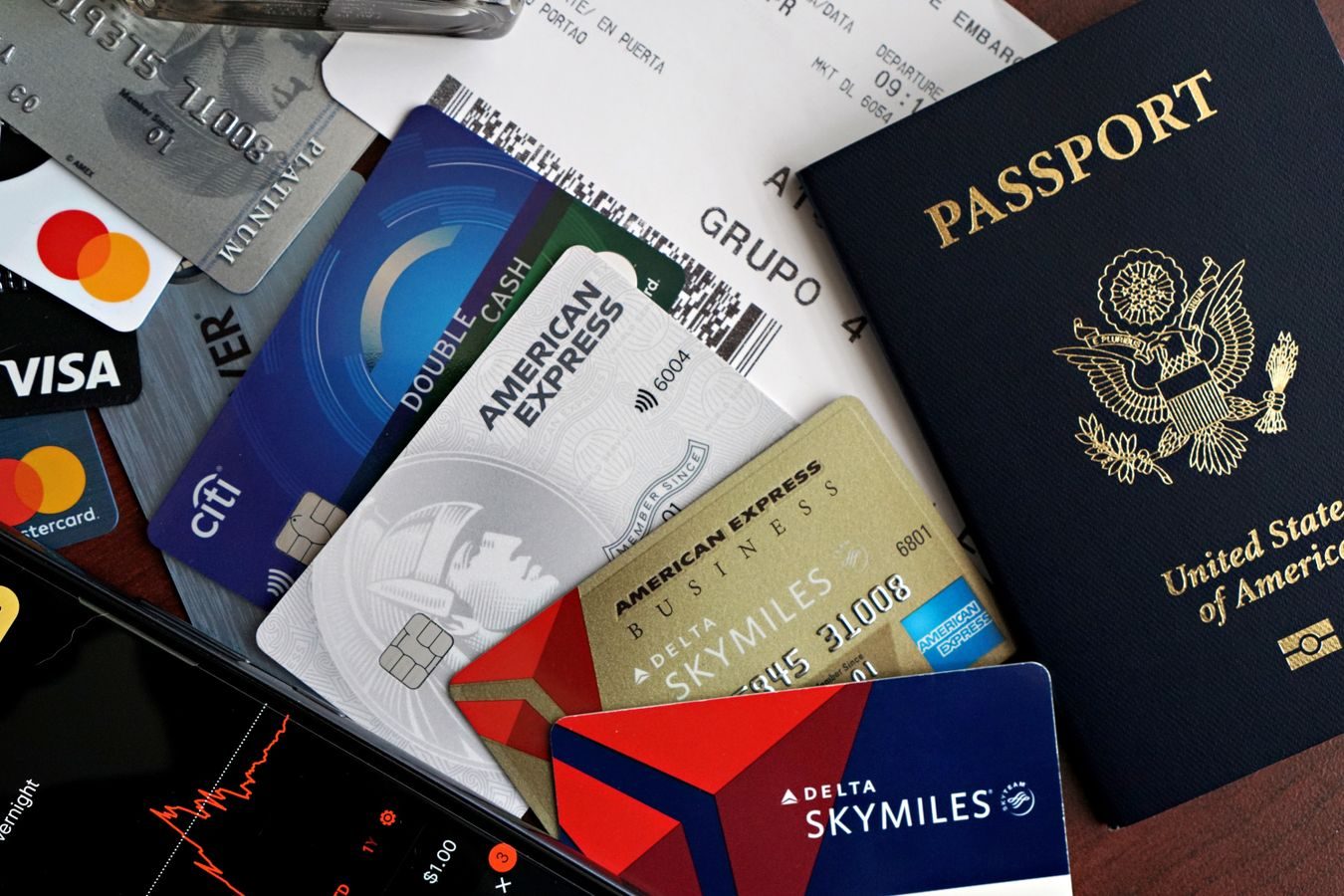 Cartes bancaires et documents de voyage pour préparer son argent avant le Vietnam