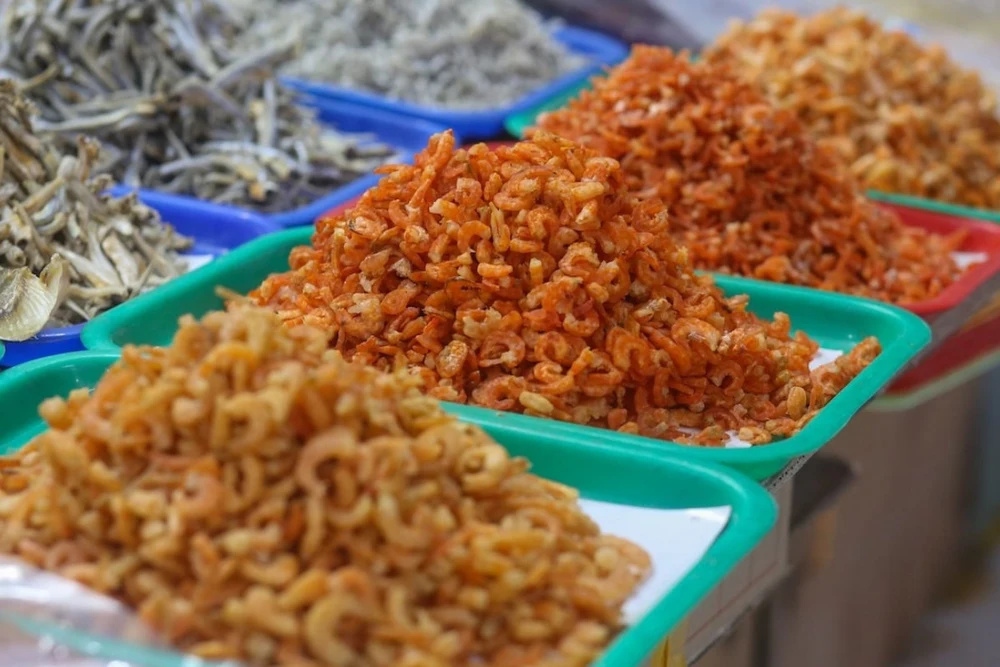 Crevettes et petits poissons séchés vendus au marché de Dam
