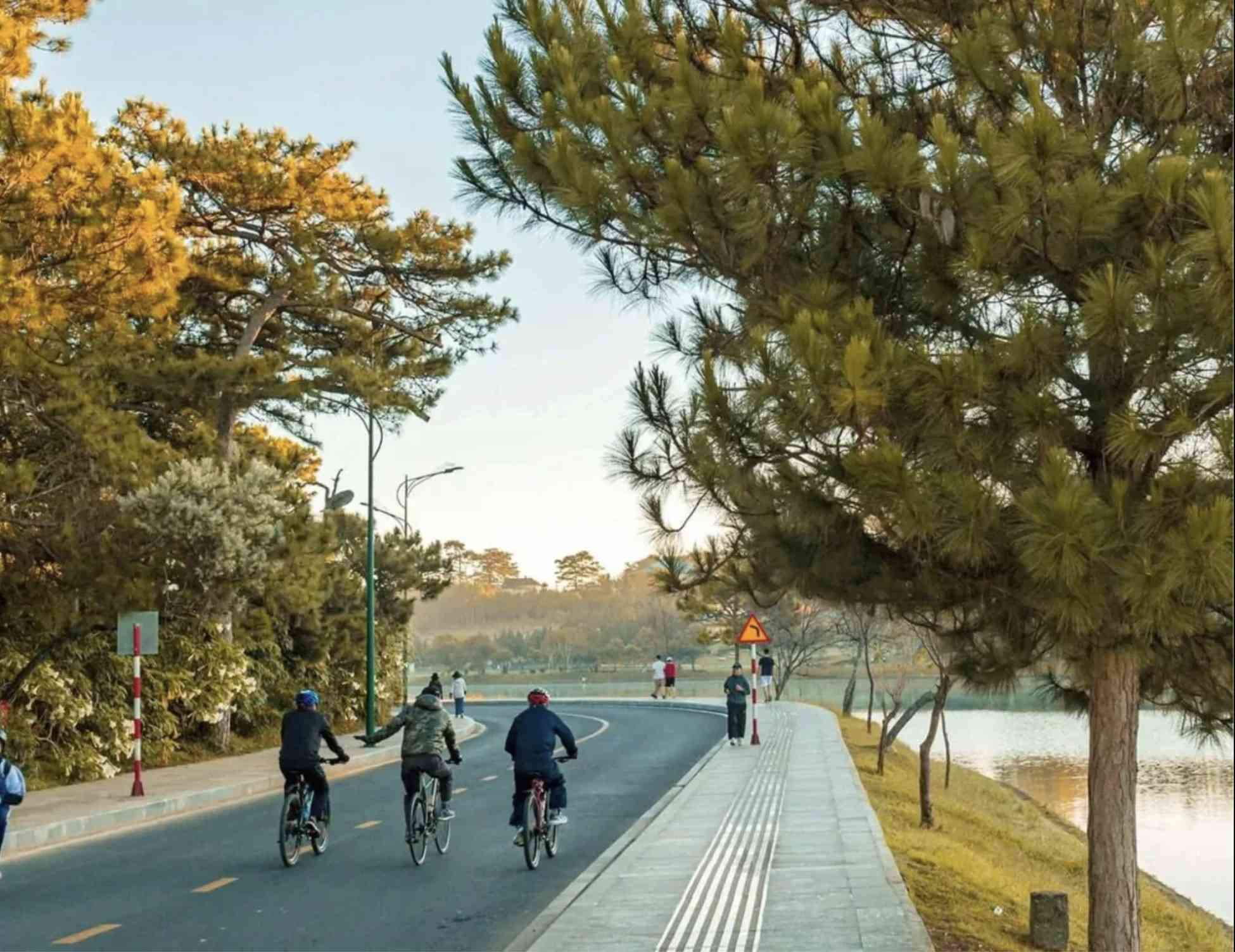 Cyclistes et promeneurs sur les berges du lac à Dalat.