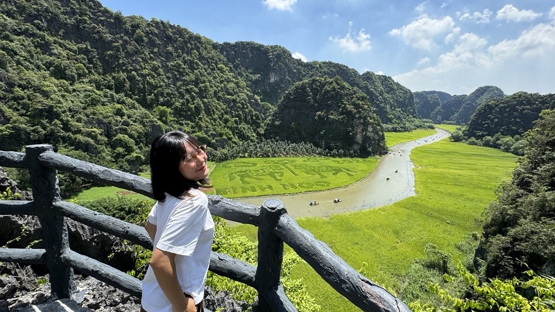 Au sommet de Hang Mua, face aux paysages de Tam Coc, à Ninh Binh.