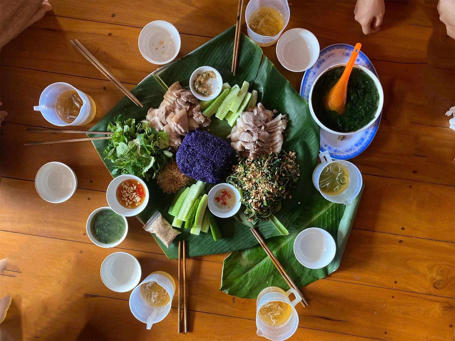 Repas local servi dans une maison d’hôtes à Quynh Son.