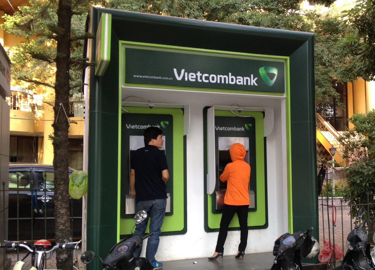 Distributeur Vietcombank au Vietnam pour retirer des dongs vietnamiens