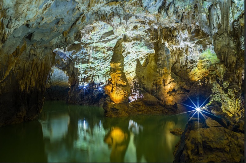 Rivière souterraine et formations calcaires dans la grotte de Phong Nha