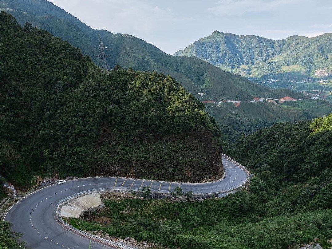 Route sinueuse du col O Quy Ho vers Lai Chau