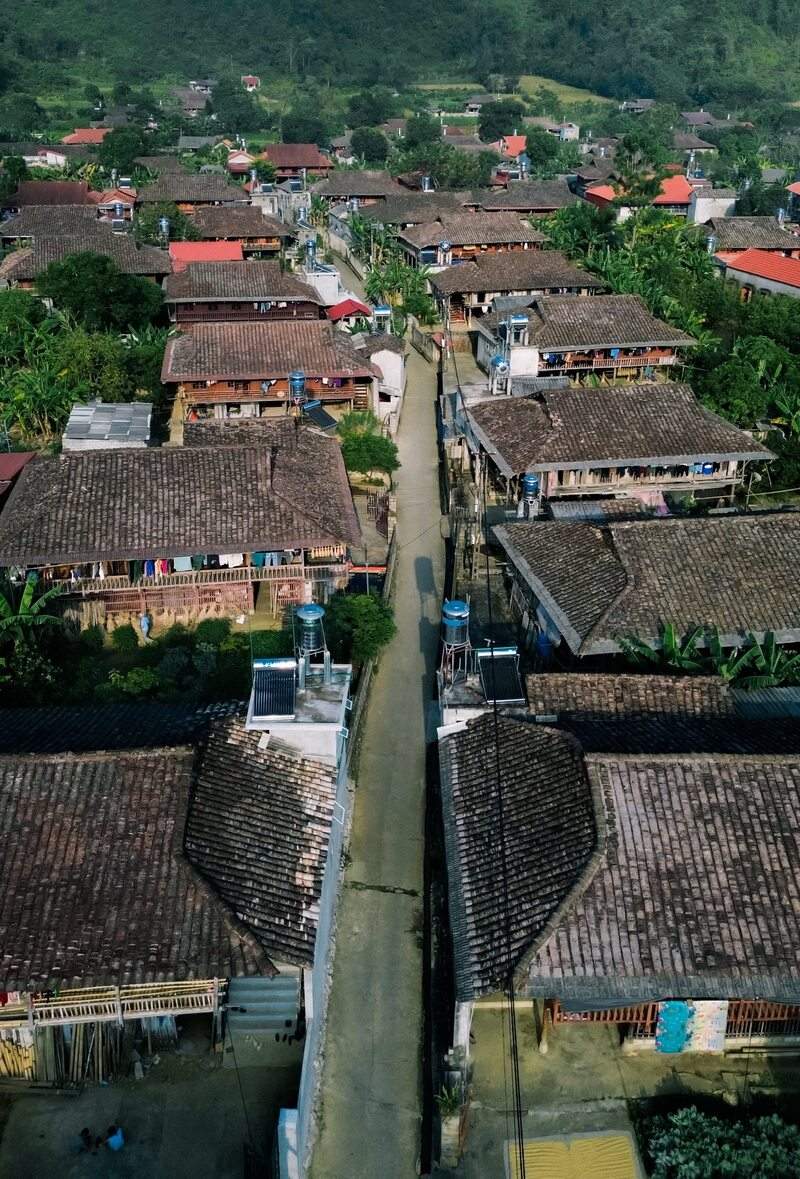 Ruelle bordée de maisons traditionnelles dans le village de Quynh Son.