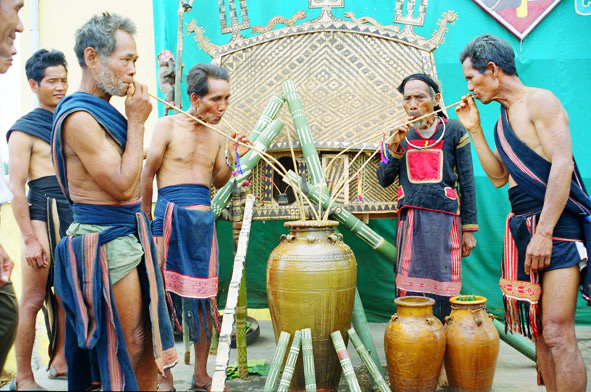 Dégustation collective de ruou can chez les Gia Rai