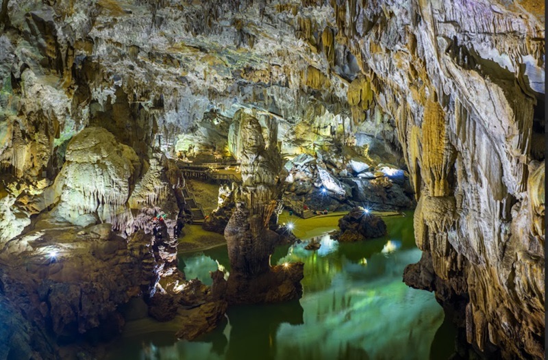 Stalactites et stalagmites monumentales dans la grotte de Phong Nha
