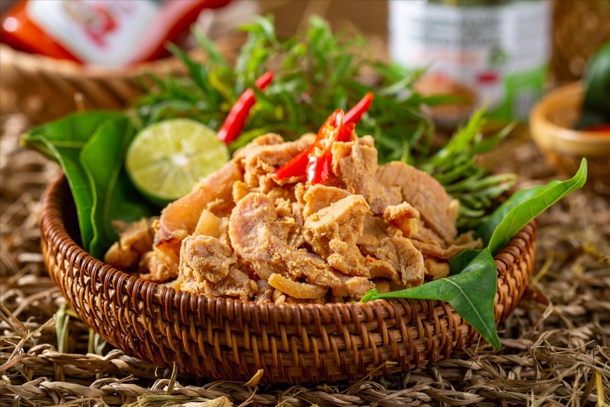 Thit lon muoi chua, porc fermenté de Mai Chau servi avec des herbes