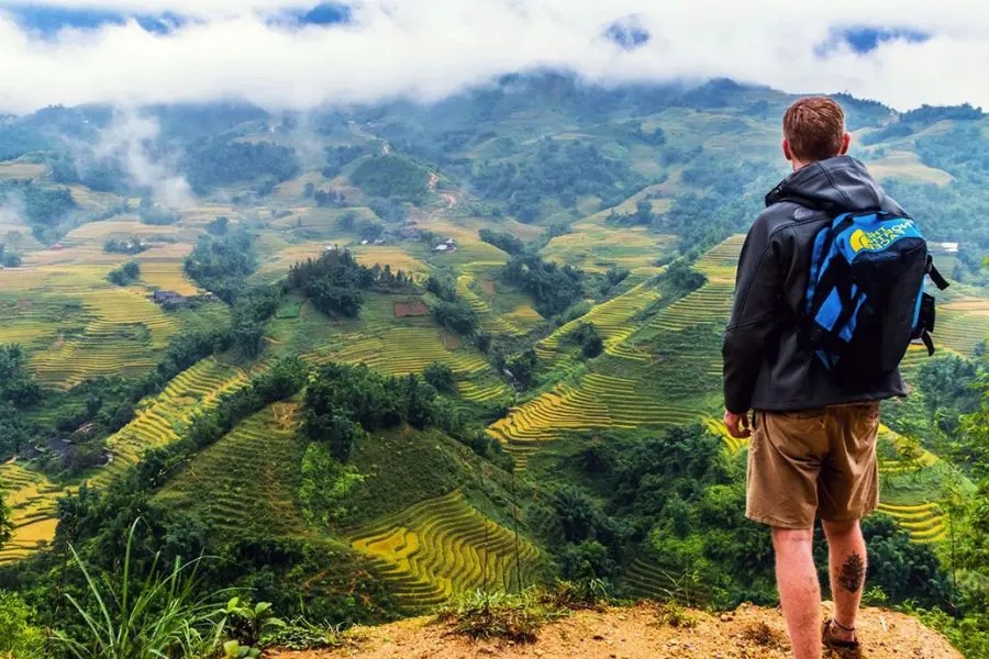 Voyageur en randonnée au-dessus des rizières en terrasses de Sapa