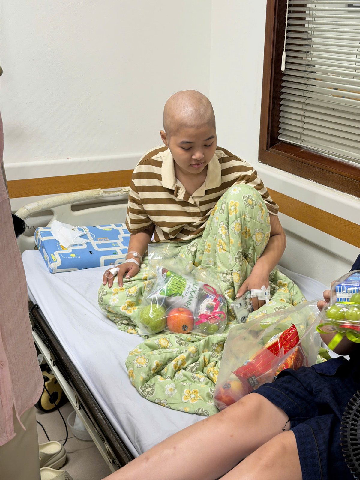 Cadeaux de fruits et douceurs offerts aux enfants hospitalises pour Trung Thu.