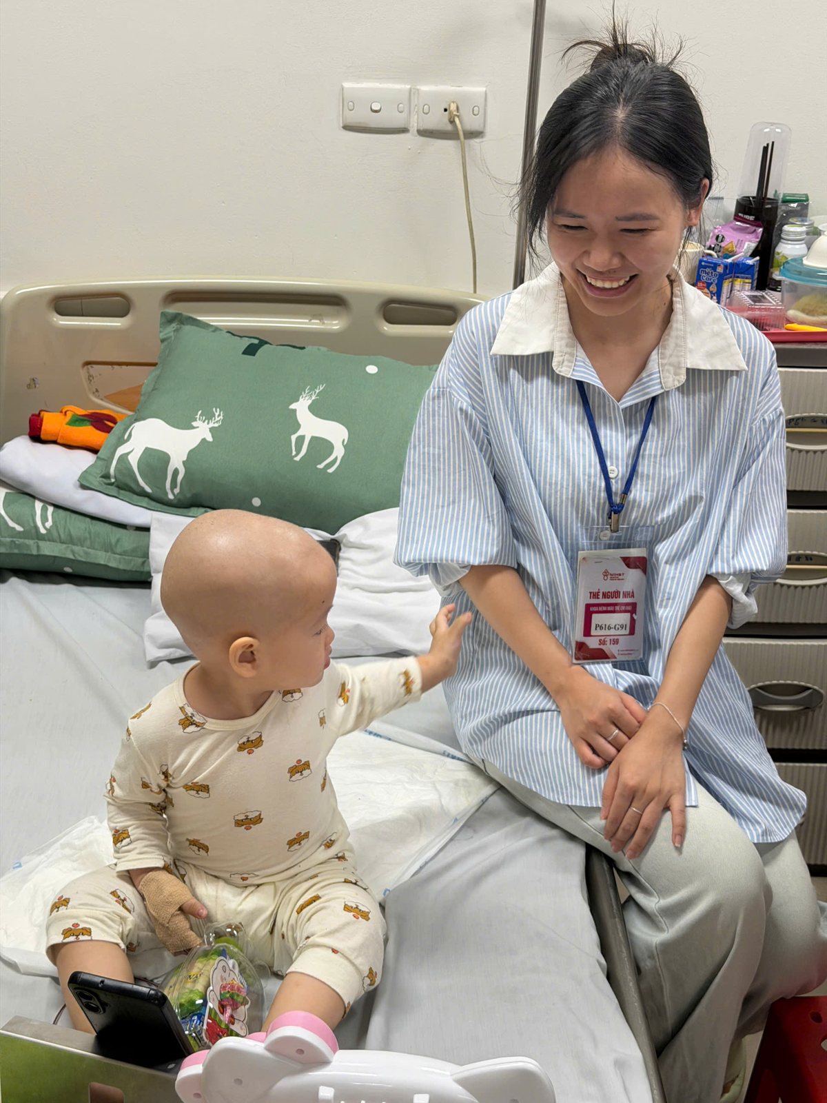 Enfant hospitalise recevant un cadeau de Mi-Automne a Hanoi.