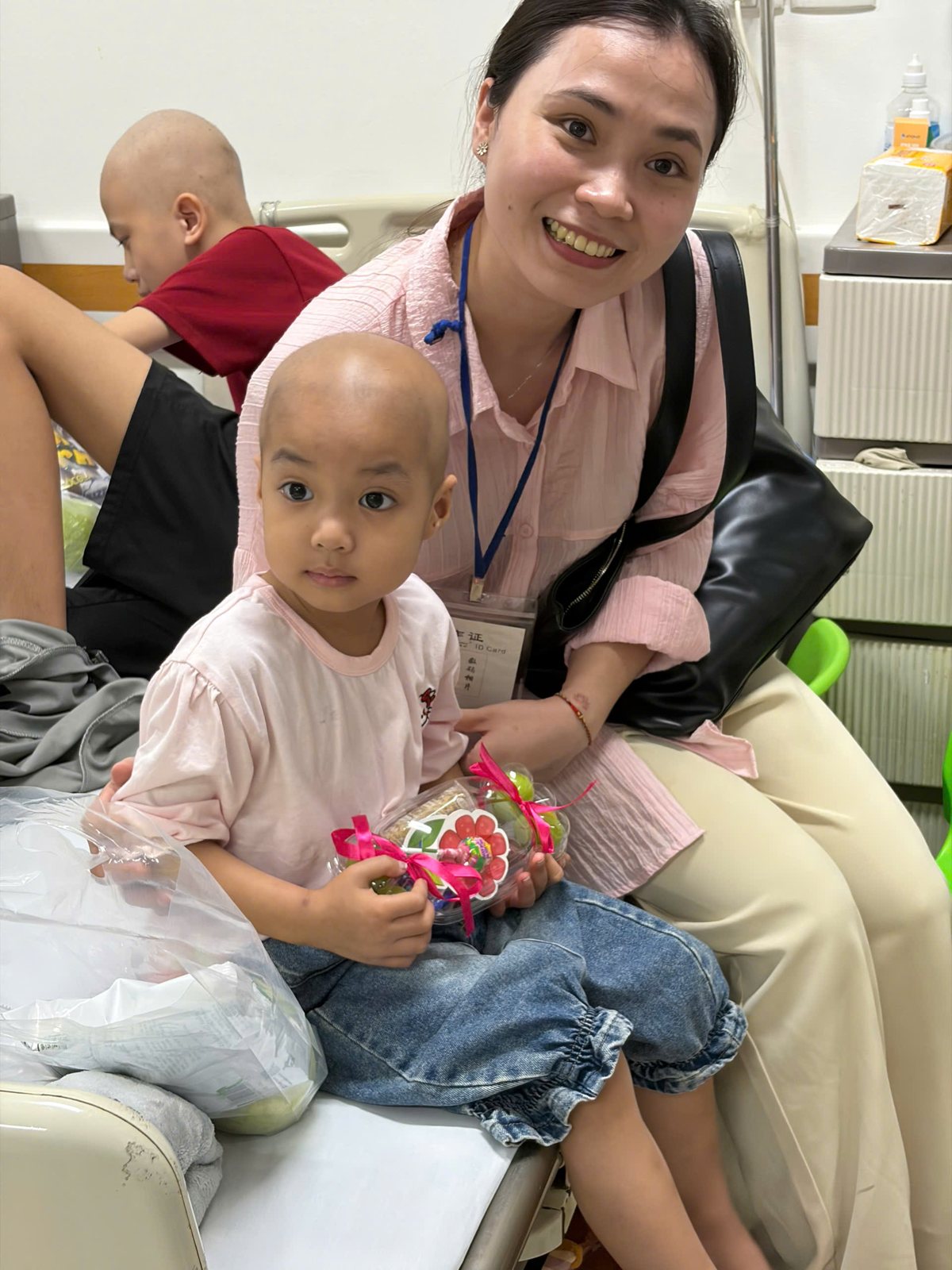 Horizon Vietnam Travel partage la Mi-Automne avec les enfants a l hopital.