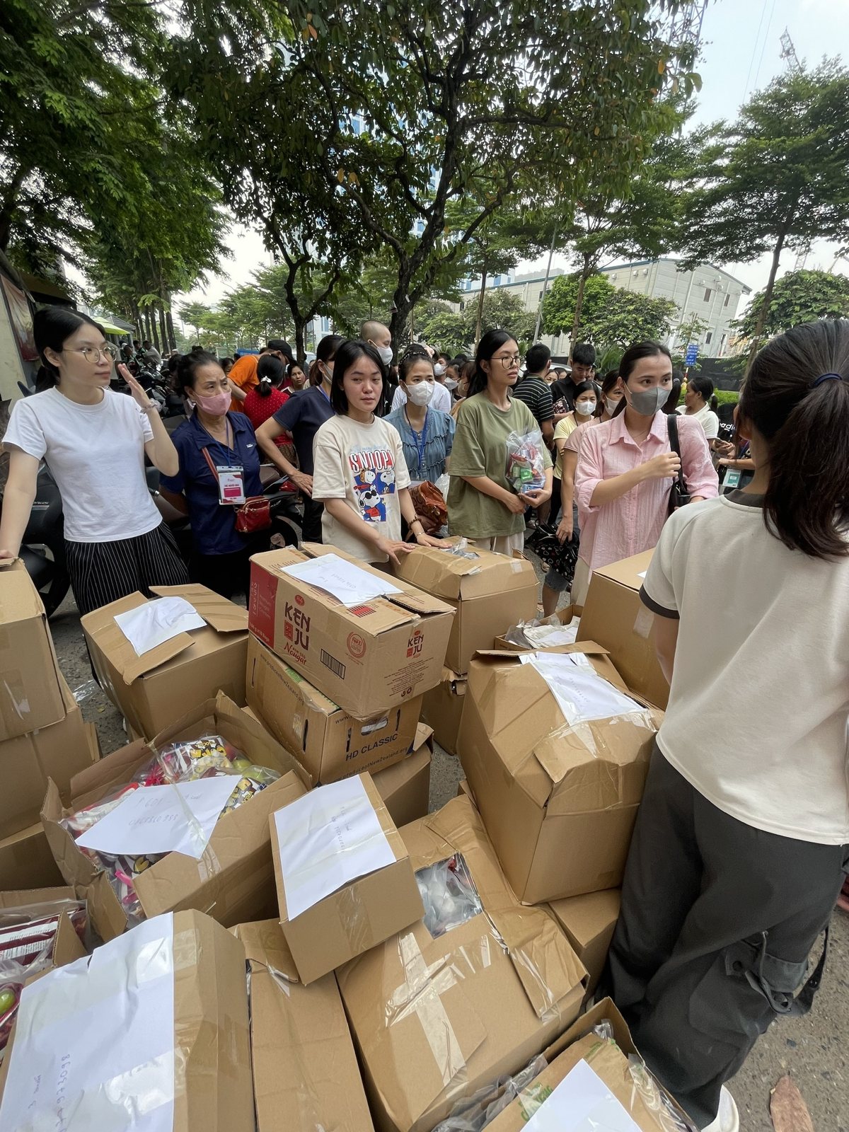 Preparation des cadeaux de Trung Thu destines aux enfants hospitalises a Hanoi.